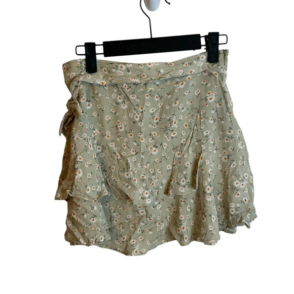 NWT FOREVER 21 FLORAL MINI SKIRT - Picture 1 of 4